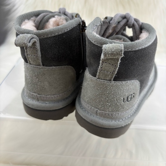 UGG CHUNKKA Kids Charcoal Suede Boots - Picture 5 of 9
